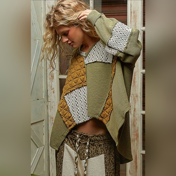 #893 POL V-Neck Balloon Sleeve Relaxed Fit Top in Thermal with Crochet and Quilt